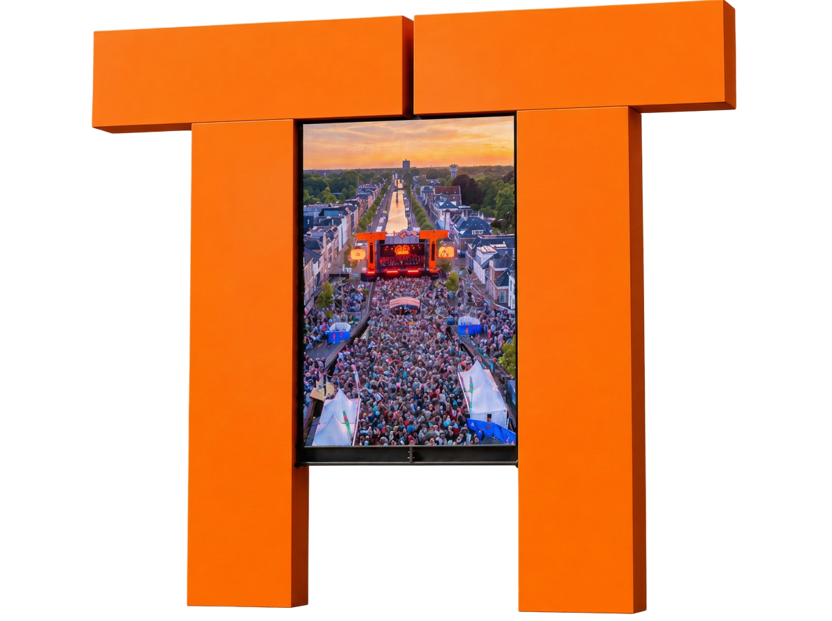 Het oranje TT-monument in Assen met een LED-scherm